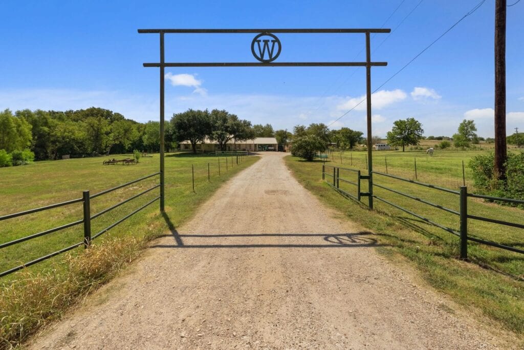 House of Homes Real Estate Waco, Texas - Brooke Boiles Realtor Ranch Entry